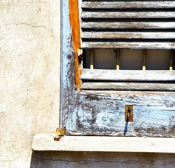 Ventana solitaria abstracta de madera veneciana ciega en el concre — Foto de Stock