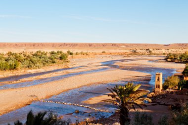 nehir mavisi yakınlarında inşaat gün batımı