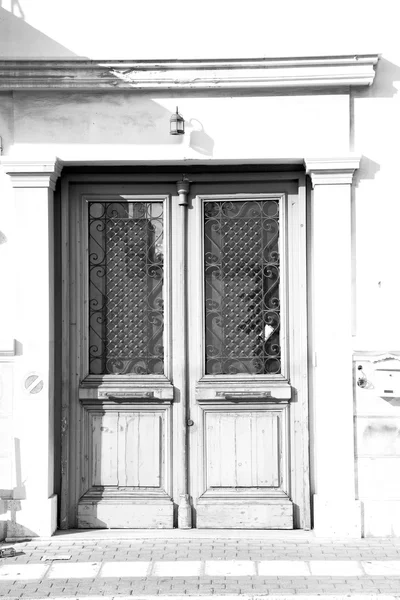 Porta azul na antiga aldeia santorini grécia europa e whit — Fotografia de Stock