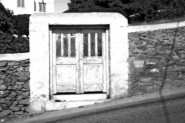 Porta blu in antico santorini greco muro bianco — Foto Stock