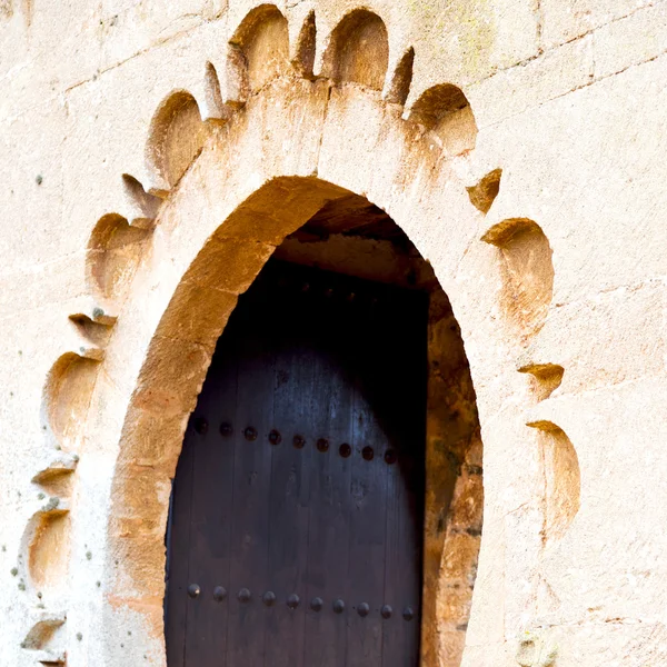 Porta velha em marroquino áfrica ancien e parede ornamentado verde — Fotografia de Stock