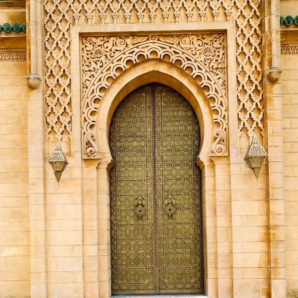 Olddoor em morocco áfrica ancien e parede ornamentado marrom — Fotografia de Stock