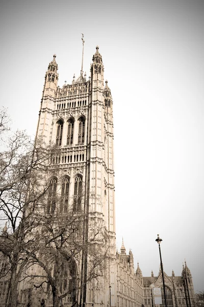 En Londres viejo parlamento histórico ventana estructura de cristal — Foto de Stock