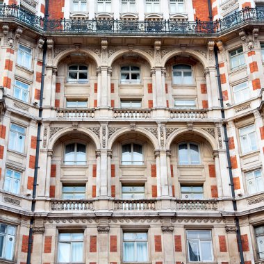 Avrupa penceresinde Londra eski kırmızı tuğla duvar ve tarihi 