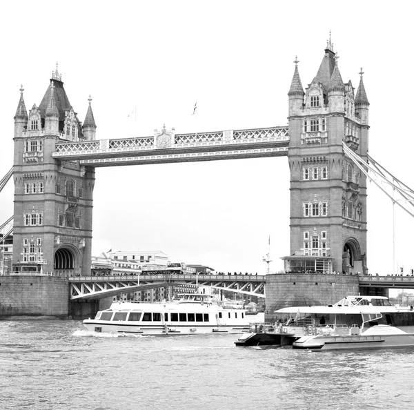 Torre de Londres em Inglaterra ponte velha e o céu nublado — Fotografia de Stock