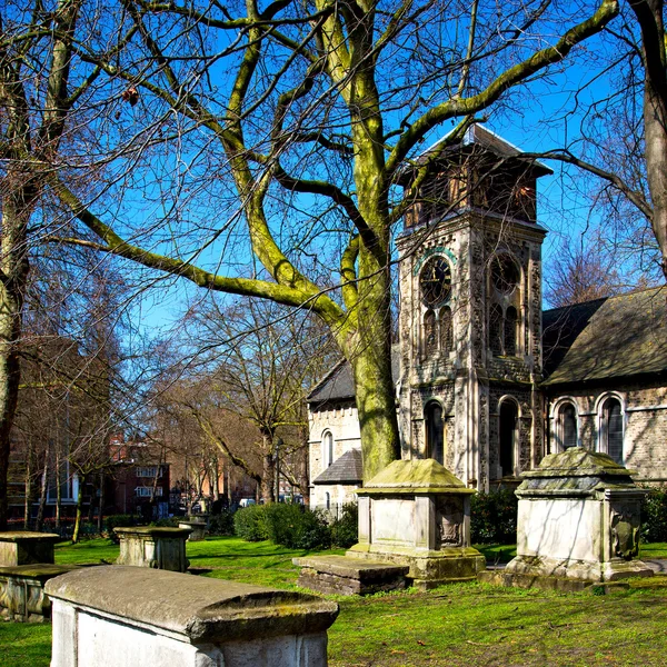 I kyrkogården england Europa gamla konstruktion och historia — Stockfoto