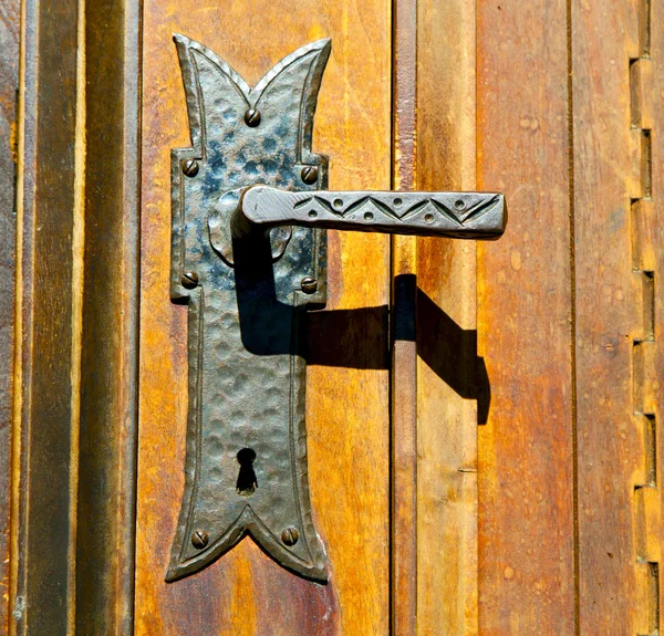 Castellanza borrão de latão enferrujado marrom knocker d madeira — Fotografia de Stock