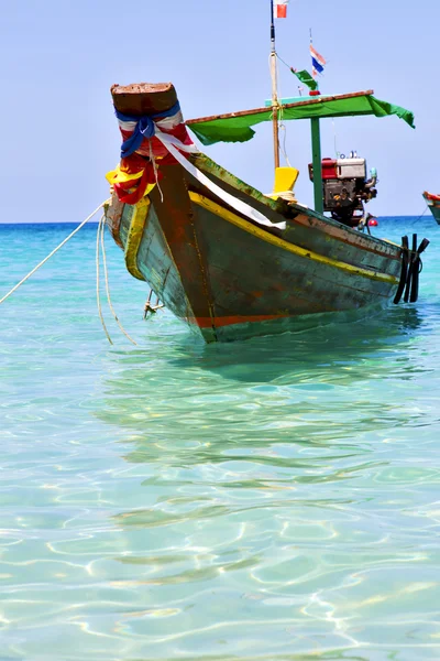 Boot prow Azië het kho tao baai eiland witte strand rotsen — Stockfoto