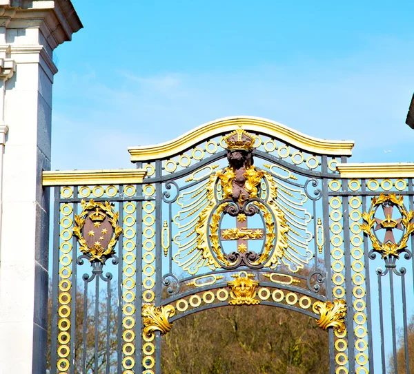 En Londres Inglaterra la antigua puerta de metal palacio real — Foto de Stock