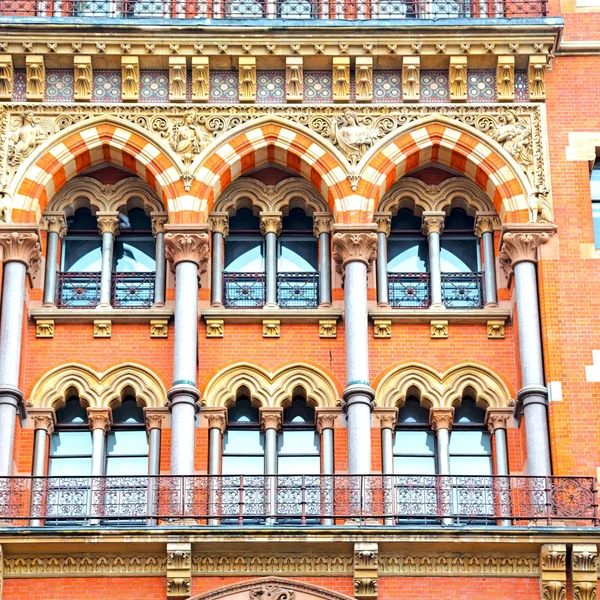 Gammal vägg arkitektur i london england windows och tegel exteri — Stockfoto