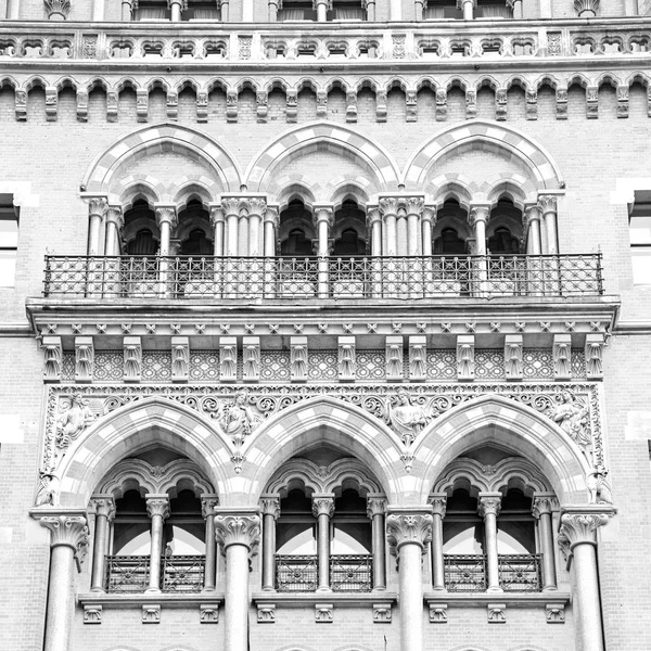 Arquitectura antigua en Londres ventanas inglesas y exterior de ladrillo —  Fotos de Stock