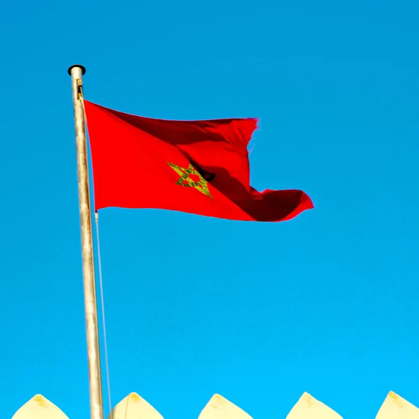 Tunisia acenando bandeira no céu azul cor e ameias wa — Fotografia de Stock