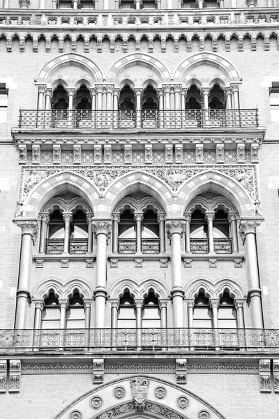 Arquitectura antigua en Londres ventanas inglesas y exterior de ladrillo — Foto de Stock