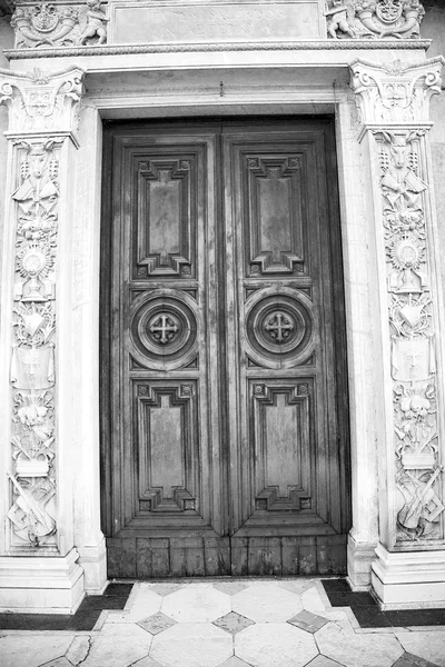 Old door in italy land europe architecture and wood the historic — Stock Photo, Image