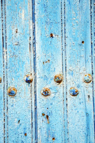 Ontdaan in de houten deur roestige spijker — Stockfoto