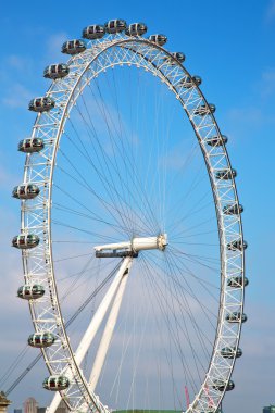 Londra göz gökyüzünde ve beyaz bulutlar