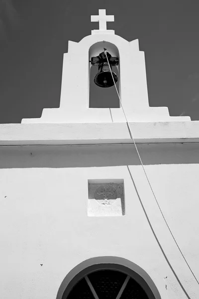 Cyclades 유럽 그리스 십자가에 흐린 하늘 및 벨 — 스톡 사진