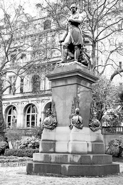 Historic   marble and statue in old city of london england — Stock Photo, Image