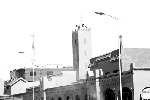 Alter backsteinturm in marokko-afrikanischem dorf und der himmel — Stockfoto