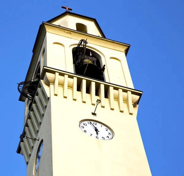 Olgiate fal és a templom torony bell napsütéses napon — Stock Fotó