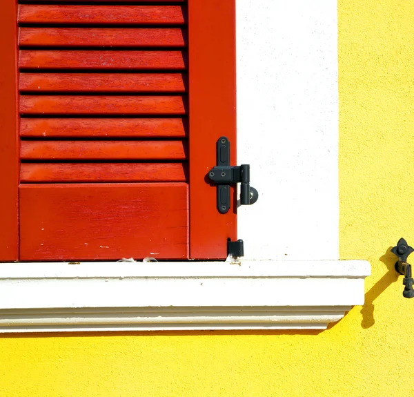 Ventana roja varano borghi palacios italia abstracto — Foto de Stock