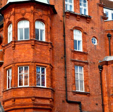 Avrupa penceresinde Londra eski kırmızı tuğla duvar ve tarihi 