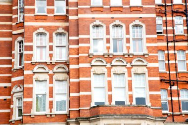 eski kırmızı tuğla tarihi penceresinde 