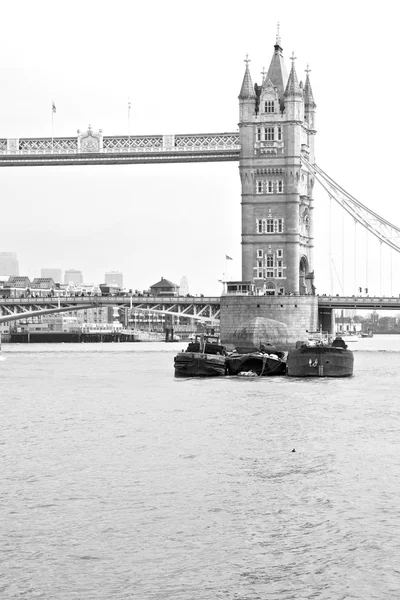 Torre de Londres en Inglaterra viejo puente y el cielo nublado —  Fotos de Stock