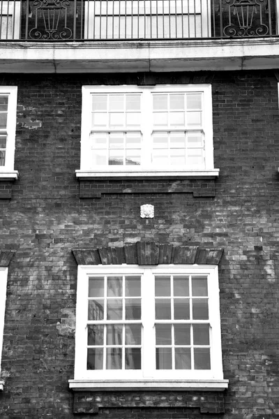 En Europa Londres vieja pared de ladrillo rojo y ventana histórica — Foto de Stock