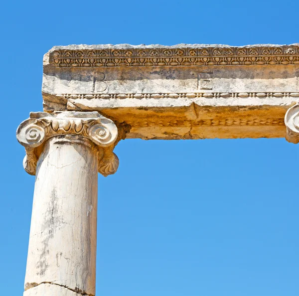 Columna en templo viejo y teatro en pavo del ephesus antalya como — Foto de Stock