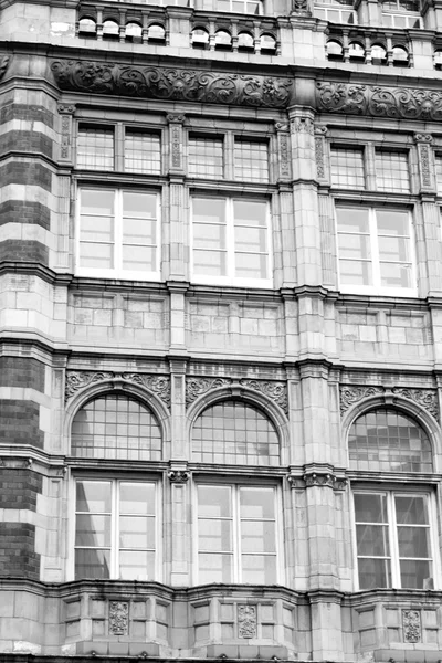 En Europa Londres vieja pared de ladrillo rojo y ventana histórica — Foto de Stock