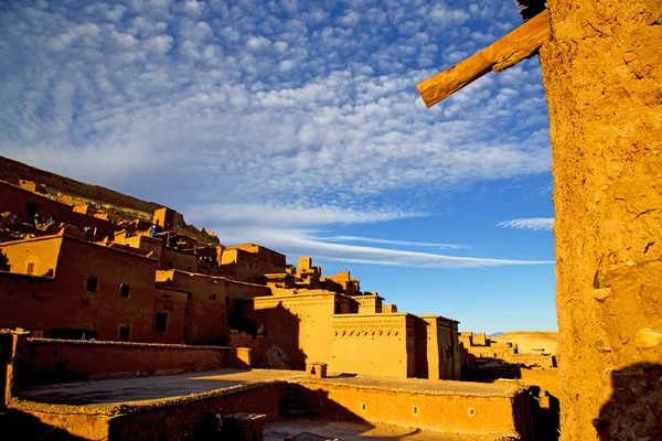 Estação nuvens áfrica em morocco e o histórico — Fotografia de Stock