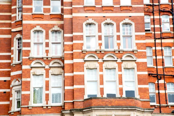 eski kırmızı tuğla tarihi penceresinde 