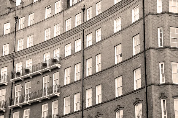 Ventana en europa london viejo muro de ladrillo rojo e histórico — Foto de Stock