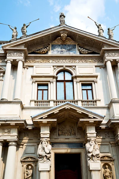 De architectuur van het gebouw in Italië en zonlicht — Stockfoto