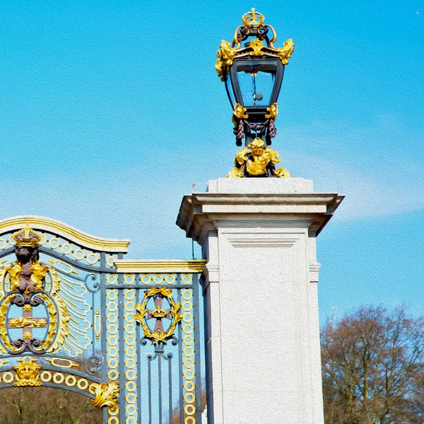 В лондонській Англії старі металеві ворота королівський палац — стокове фото
