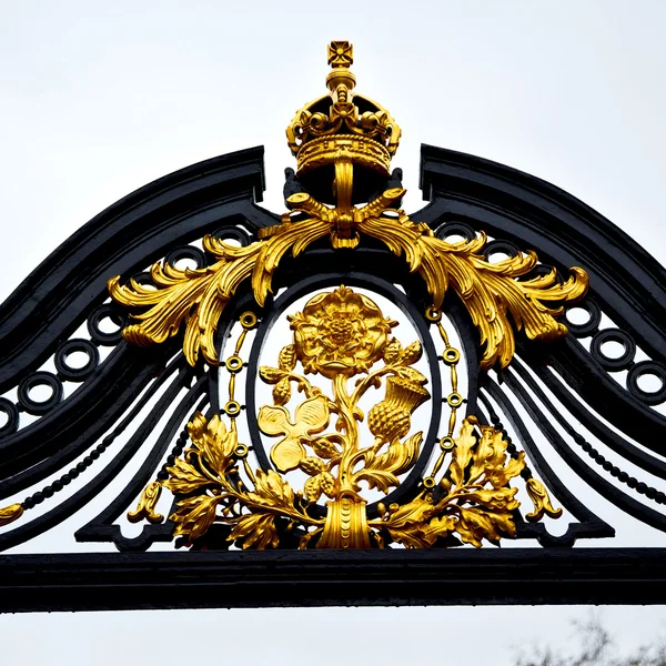 В Лондоне Англии Старый Королевский дворец металлических ворот — стоковое фото