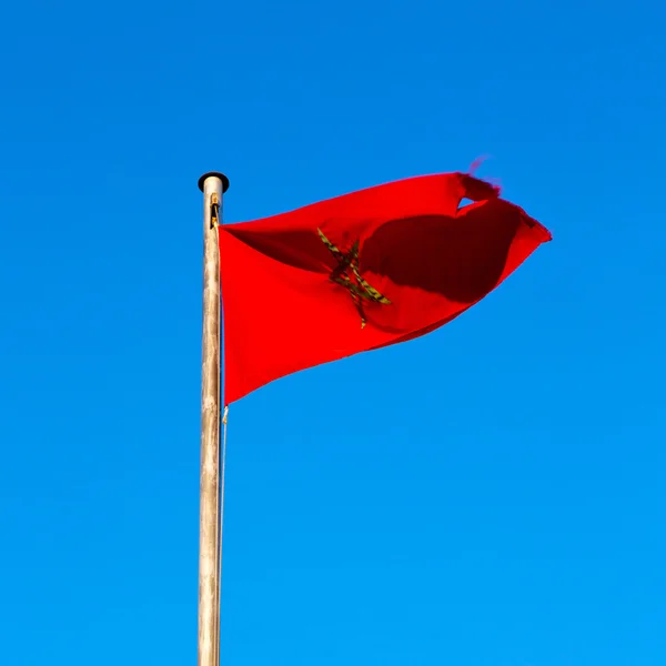 Tunisia acenando bandeira no céu azul cor e ameias wa — Fotografia de Stock