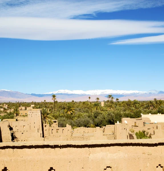 Torre marrom construção antiga em África morocco e nuvens — Fotografia de Stock