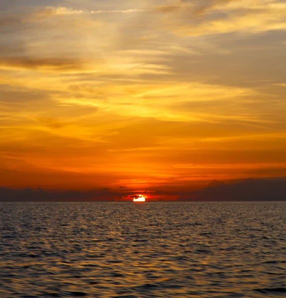 Nascer do sol barco e mar em tailandês sul china mar — Fotografia de Stock