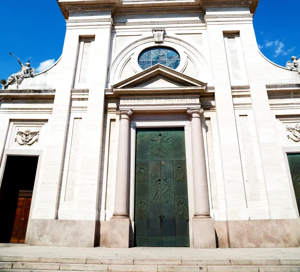 Внешняя старая архитектура в Италии Европа миланская религия — стоковое фото