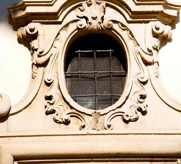 Antique contruction in italy europe marble and rose window the w — Stock Photo, Image