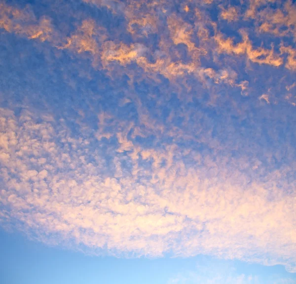 Alba nel cielo colorato bianco nuvole morbide e astratto backgr — Foto Stock