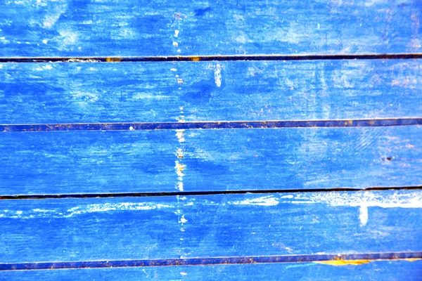 Грязная раздетая голубая дверь и ржавая — стоковое фото