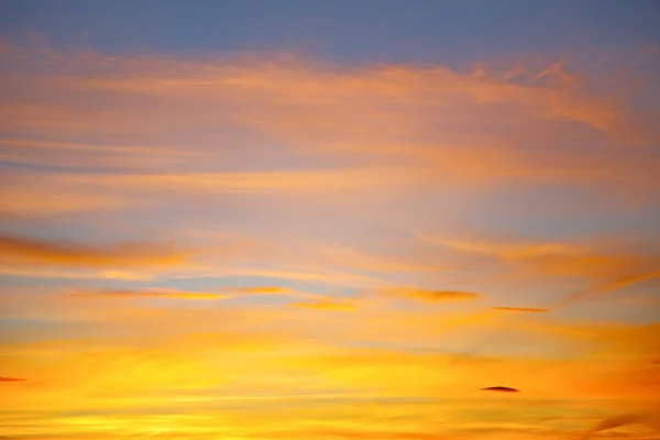 На цветном небе белом мягком абстрактном фоне — стоковое фото