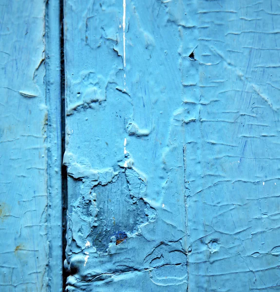 Schmutzige Farbe in der blauen Holztür und rostiger Nagel — Stockfoto