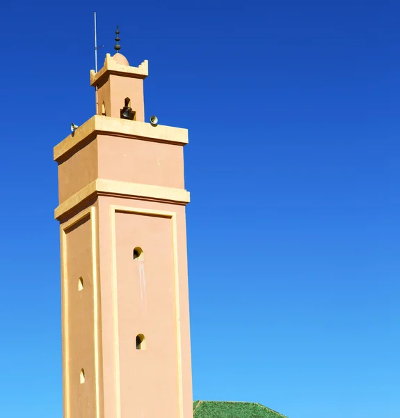 В марокканському африканському мінареті і блакитному небі — стокове фото