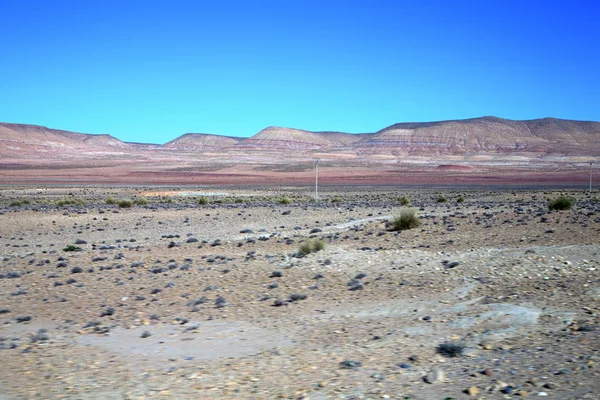 Vale colina em solo seco montanha isolada — Fotografia de Stock