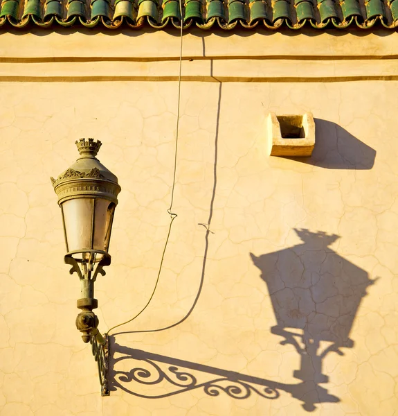 Lâmpada de rua em morocco áfrica lanterna velha ao ar livre e de — Fotografia de Stock