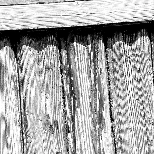 Textura de grano de una antigua puerta de madera marrón en italia euro — Foto de Stock